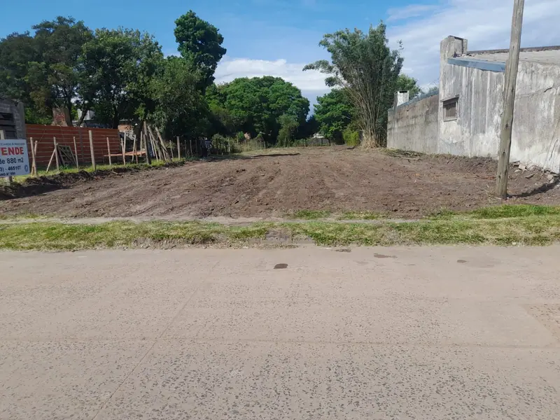 Lote de 880 m² sobre Avenida Lavalle, Mercedes: foto 3 de 4