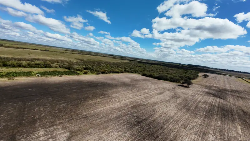 Campo mixto de 1.262 ha con casco y mejoras en La Paz: foto 2 de 15