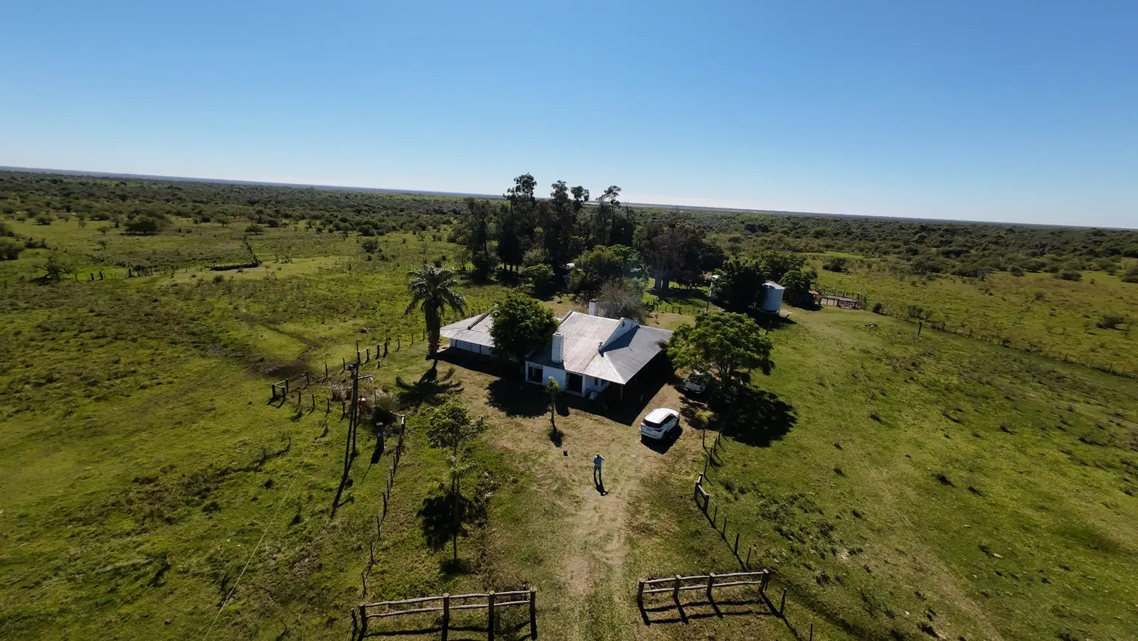 Casco de un campo en Mercedes visto desde el aire, con su casa, corrales y palmeras
